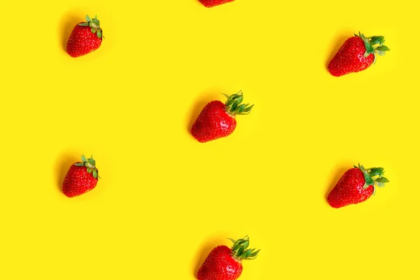 黄色の背景に赤い新鮮なイチゴと抽象的な背景。シームレスなパターン — ストック写真