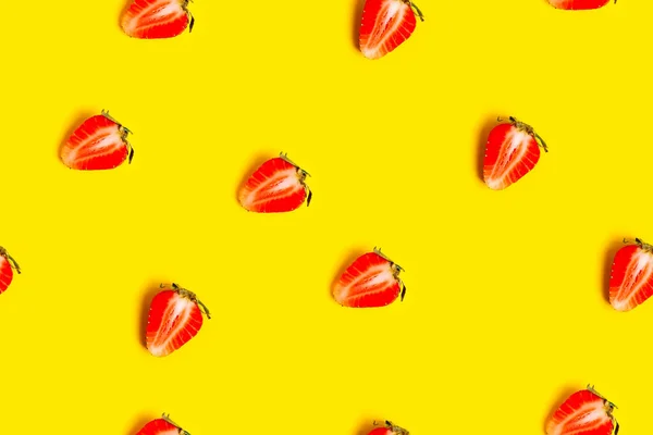 Sfondo astratto con fragole fresche rosse su sfondo giallo. Modello senza cuciture — Foto Stock