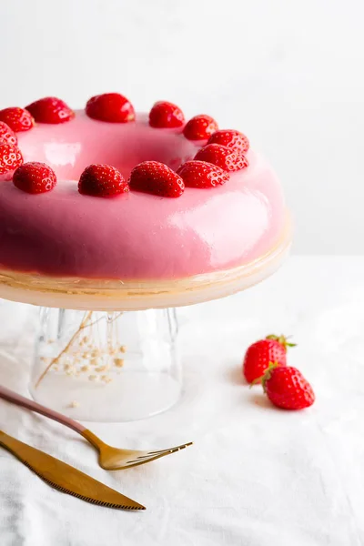 Γλυκό επιδόρπιο κέικ φράουλα σε ένα πιάτο — Φωτογραφία Αρχείου