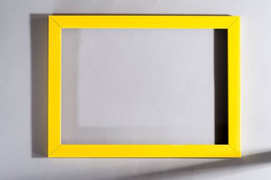 Gri arkaplanda gölgeler olan sarı çerçeve. Moda Renkleri 2021.