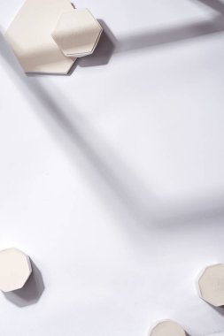 Kağıt üzerinde asgari soyut geometrik podyum sahnesi