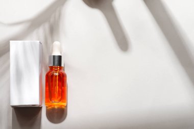 İçinde kozmetik yağ şişesi olan bir boru.