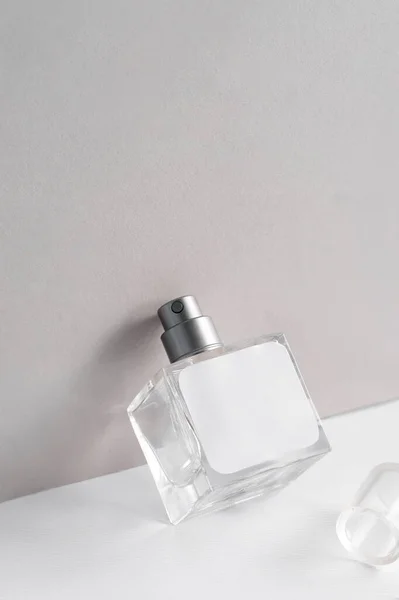 Скляний пакет упаковки ароматна пляшка парфумів з сонячним світлом , — стокове фото