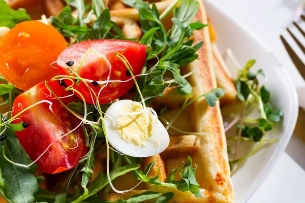 Delicioso desayuno salado - huevos cocidos, gofres de patata y tomate, vista superior — Foto de Stock