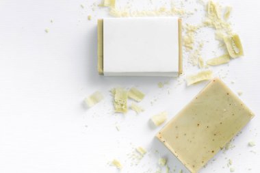 Sabun ambalajı, beyaz arka planda zeytin sabunlu maket paketi.