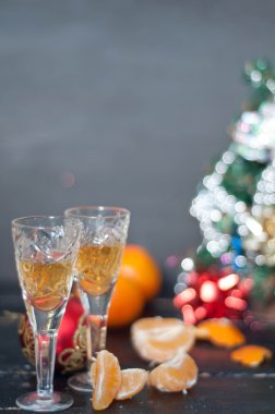 İki şampanya bardağı. 