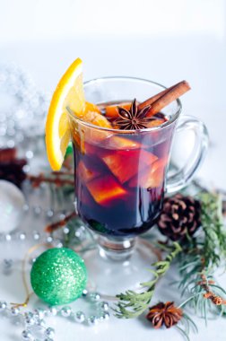 Sıcak kırmızı şarap beyaz arka planda izole.