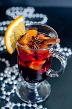 Sıcak kırmızı şarap beyaz arka planda izole.