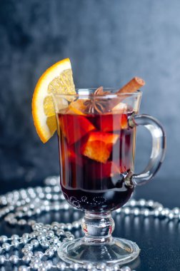 Sıcak kırmızı şarap beyaz arka planda izole.