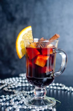 Sıcak kırmızı şarap beyaz arka planda izole.