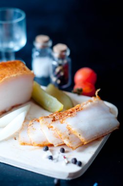 İki adet çiğ domuz domuz yağı