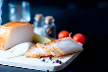 İki adet çiğ domuz domuz yağı