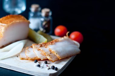 İki adet çiğ domuz domuz yağı