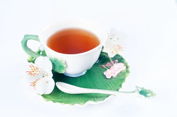 Tasse Tee mit Blumen — Stockfoto