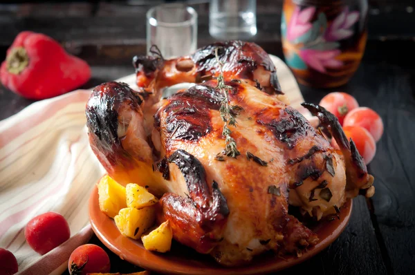 Grill de poulet sur la table en bois — Photo