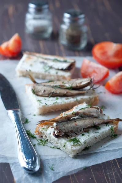 Sanduíche, tapas com sardinhas — Fotografia de Stock