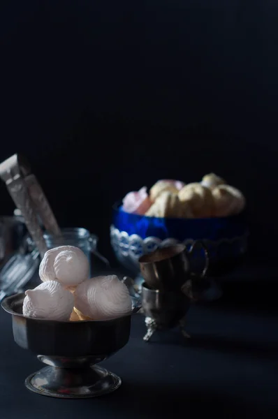 Witte marshmallows op glazen pot — Stockfoto