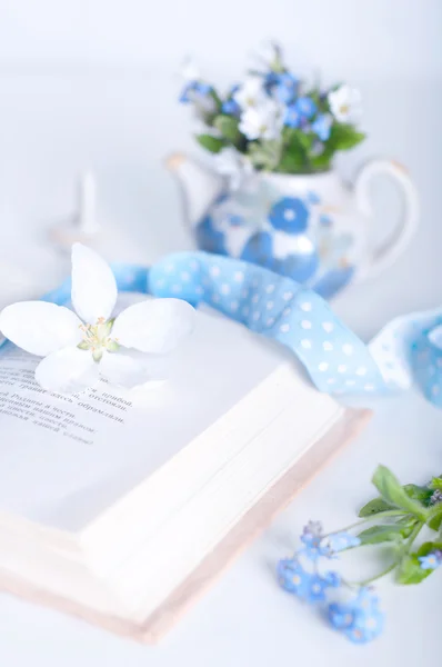 Libro y flores silvestres — Foto de Stock