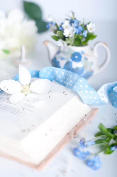 kitap ve kır çiçekleri