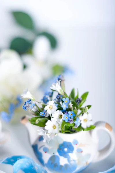 Bok och blommor — Stockfoto