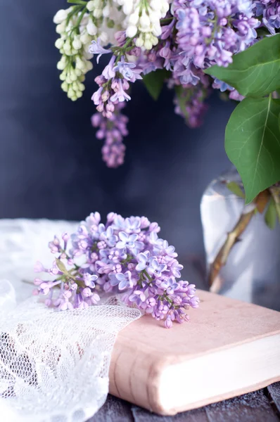 紫色のライラックの春の花の花束 — ストック写真