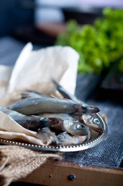 Sardine fresche. Pesce con verdure . — Foto Stock