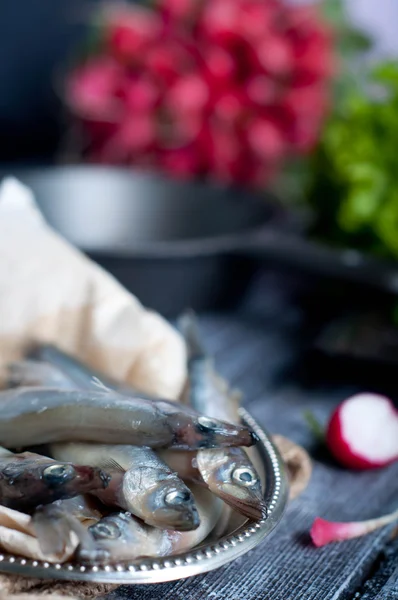 Des sardines fraîches. Poisson aux légumes . — Photo