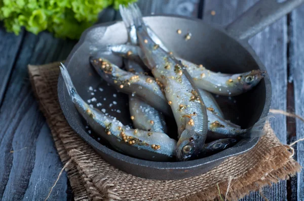 Sardine fresche. Pesce con verdure . — Foto Stock