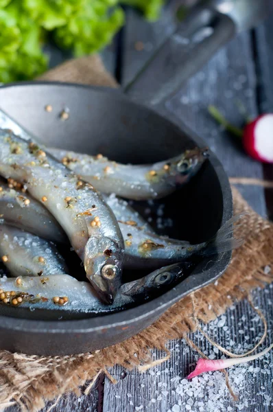 Sardine fresche. Pesce con verdure . — Foto Stock