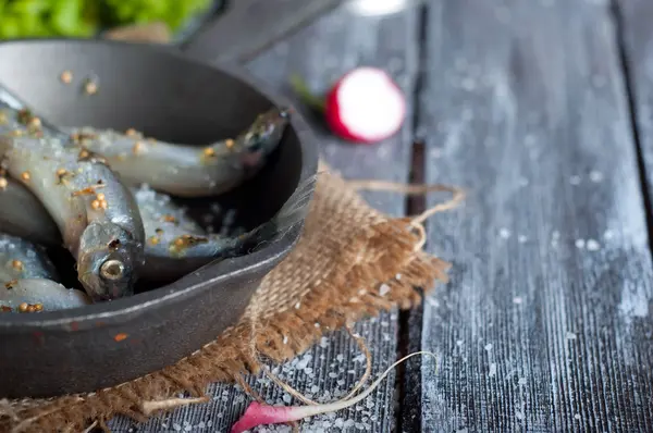 Sardinas frescas. Pescado con verduras . — Foto de Stock