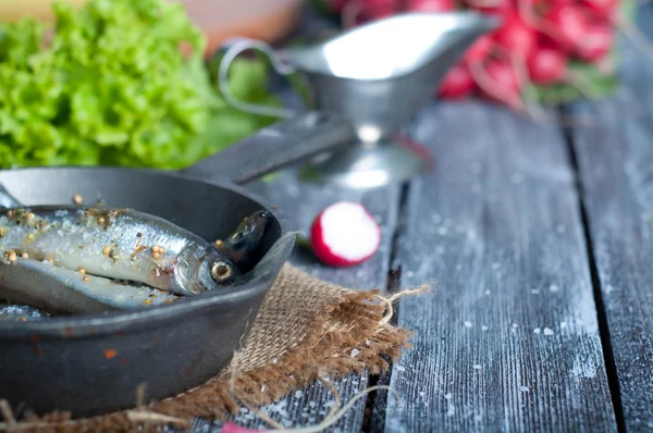 Sardine fresche. Pesce con verdure . — Foto Stock