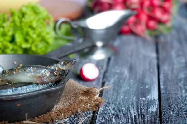 Des sardines fraîches. Poisson aux légumes . — Photo
