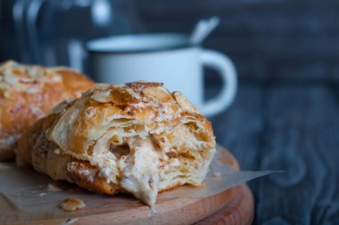 Taze pişmiş kruvasan.