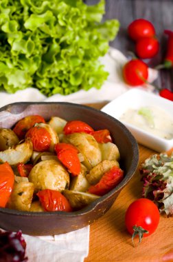 Fırında patates, domates,