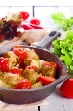 Fırında patates, domates,