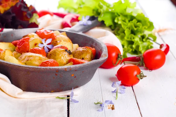 Bratkartoffeln, Tomaten, — Stockfoto