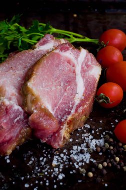 pişmemiş domuz biftek