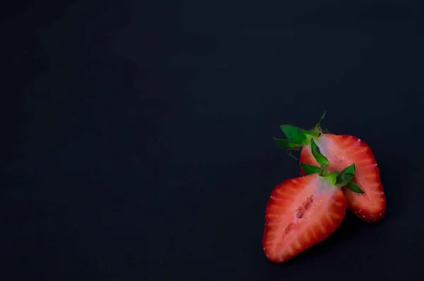 黒を基調としたイチゴ — ストック写真