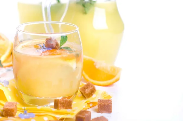 Frischer Orangensaft — Stockfoto