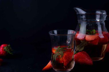 Buz ile çilek limonata