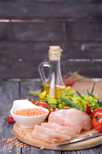 Verduras, pollo crudo y lentejas frescas — Foto de Stock