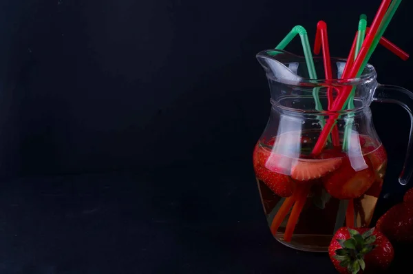 Strawberry lemonade with ice — Stock Photo, Image