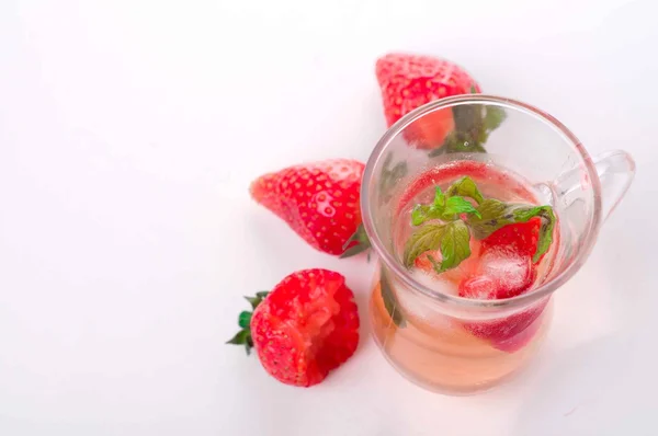 Buz ile çilek limonata — Stok fotoğraf
