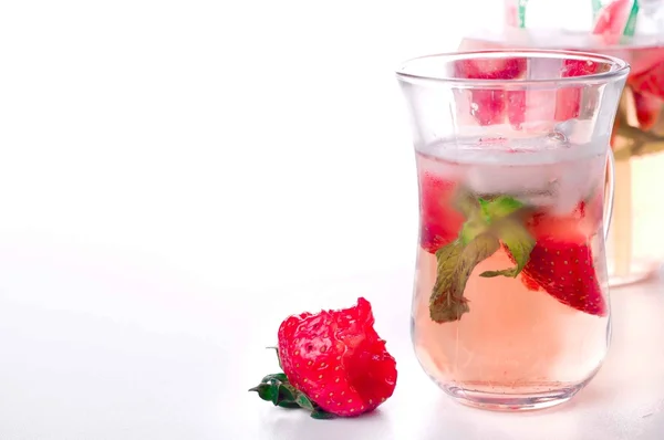 Strawberry lemonade with ice — Stock Photo, Image