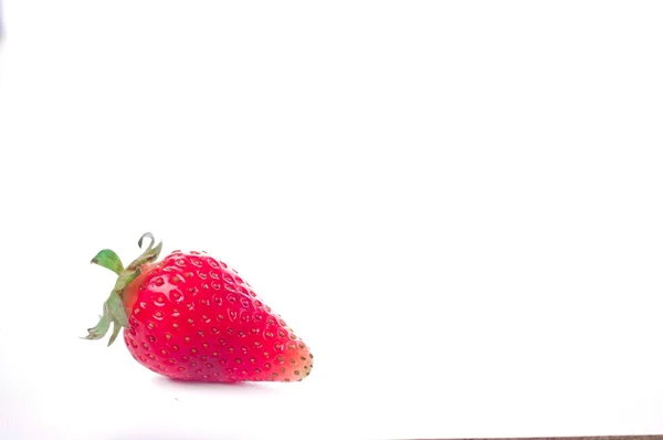 Fechar morangos doces isolados — Fotografia de Stock