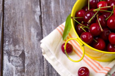 Tahta masada taze kirazlar.