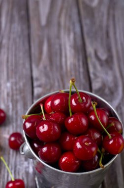 Tahta masada taze kirazlar.