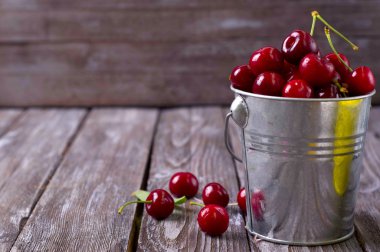 Tahta masada taze kirazlar.