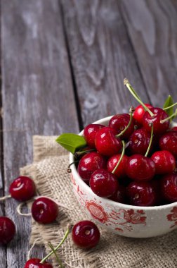 Tahta masada taze kirazlar.