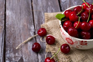 Tahta masada taze kirazlar.